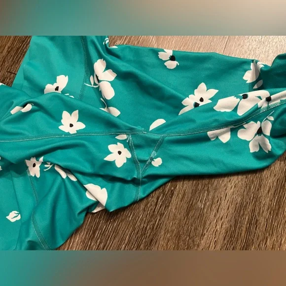 SOLD Fabletics Define PowerHold® High-Waisted 7/8 Legging in Bali Jasmine Print - Picture 5 of 6